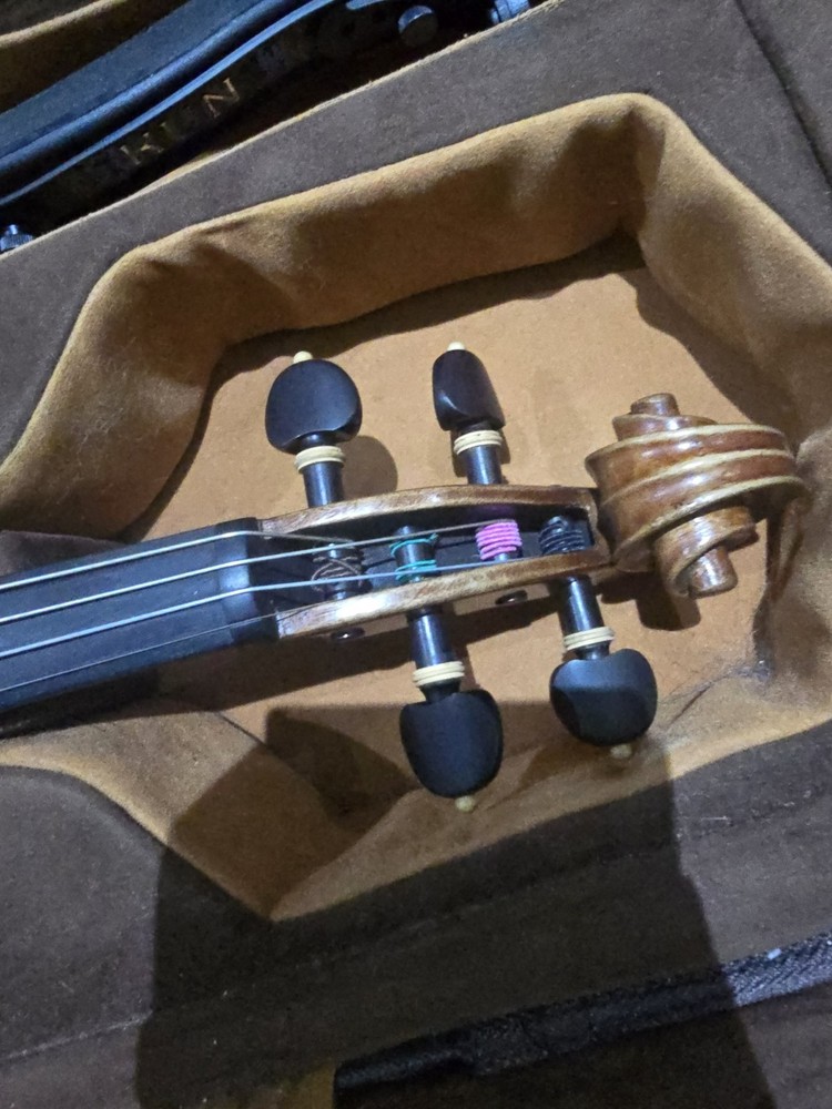 Universal 3/4 Student Violin KUN-Made in Canada