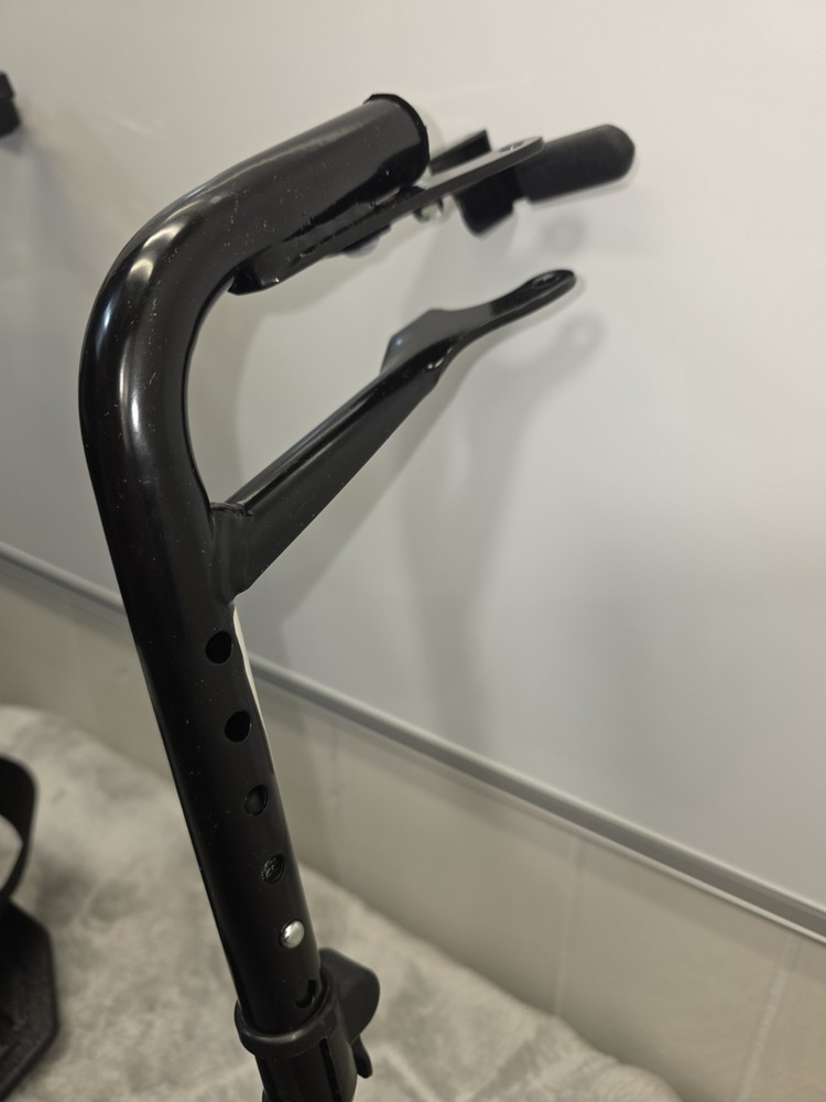 invacare 9000 xt. Adjustable legs Rest