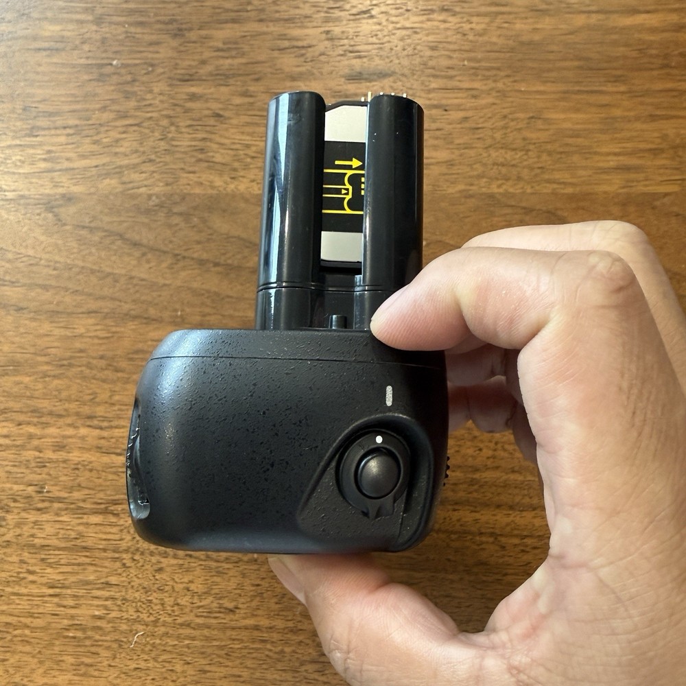 Generic Vertical Battery Grip BG-2C for Nikon D80/D90 Untested