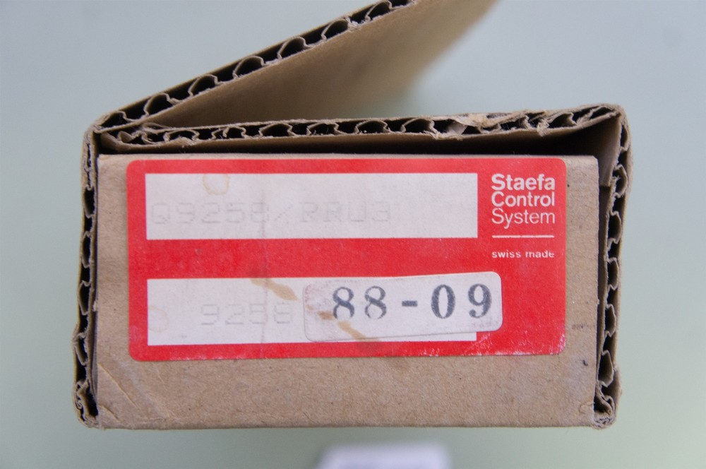 Lennox SCS Staefa Control System LVAV Varizone Temp Controller 48G52 35147B
