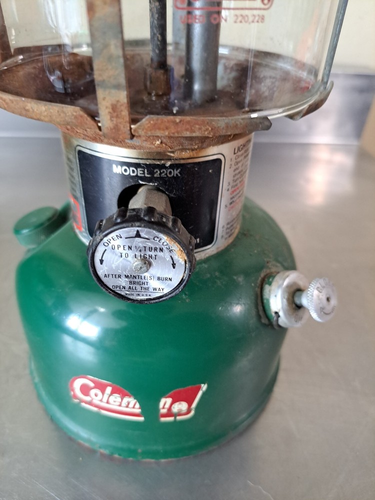 Vintage 2/82 Coleman Model 220K 2 Mantle Lantern