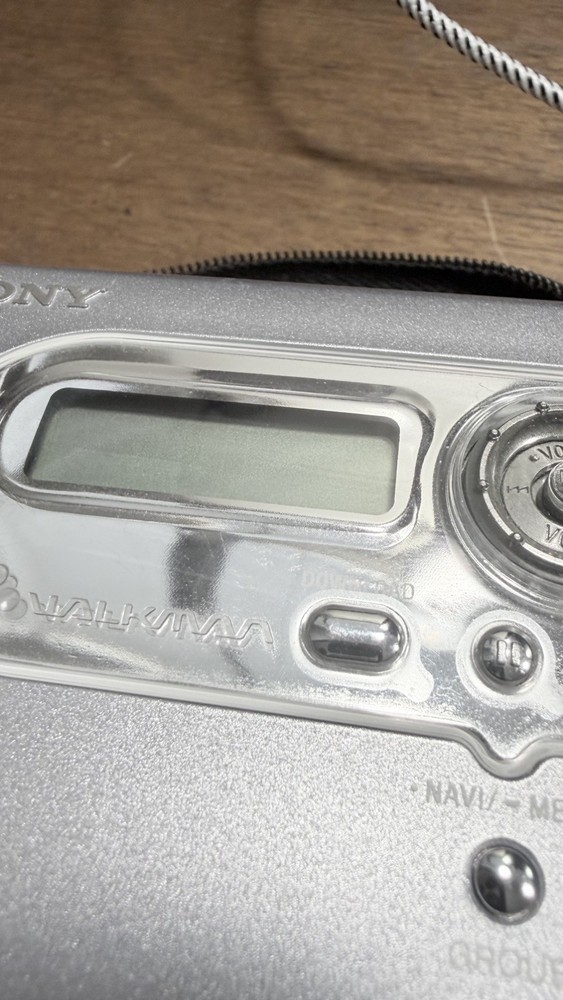 Sony MZ-NH600D Hi-MD MiniDisc Walkman Plus One Disk WORKING SHAPE