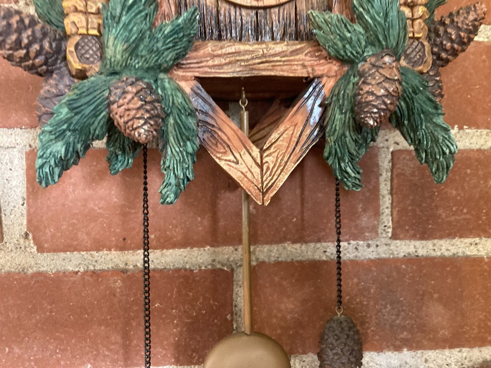 WMG 2005 Rustic FREEDOM Eagle Cuckoo quartz Chime Clock with pinecones