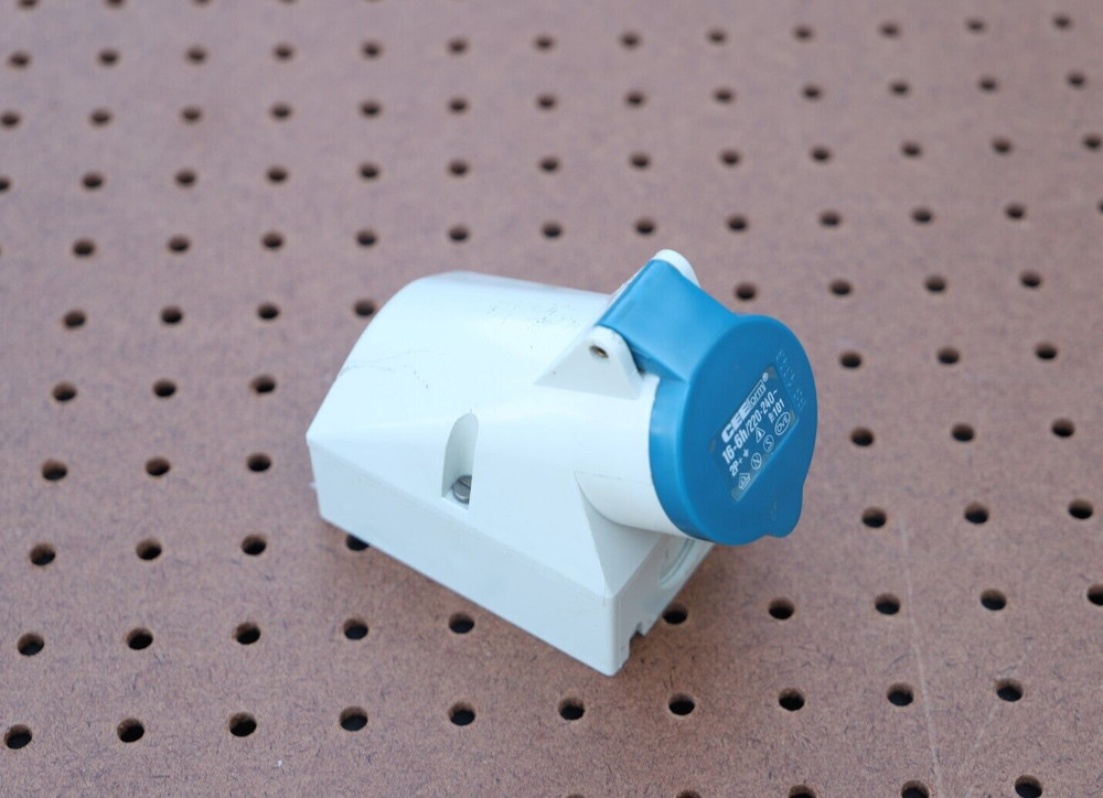 CEE TYPE 101 COVERED RECEPTACLE 16-6H/220-240 VAC 2P