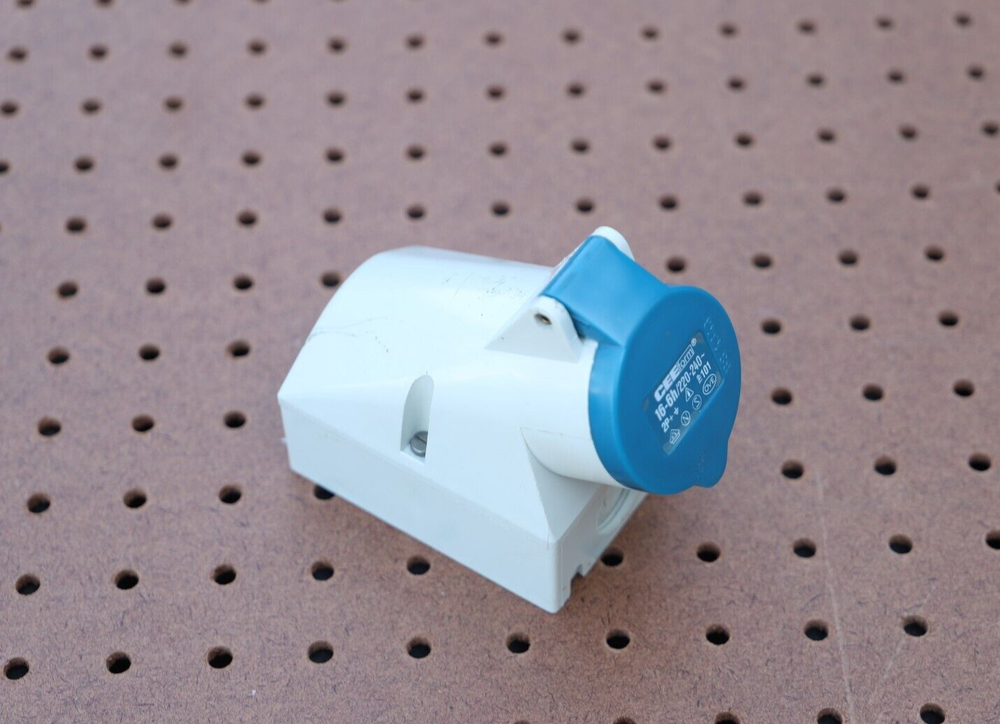CEE TYPE 101 COVERED RECEPTACLE 16-6H/220-240 VAC 2P