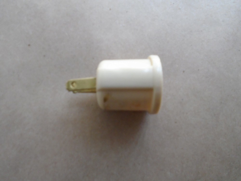 PASS & SEYMOUR WHITE SOCKET ADAPTOR 660W AND 125V