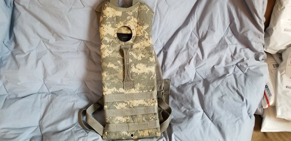 US Military MOLLE 3L/100oz ACU HYDRATION CARRIER