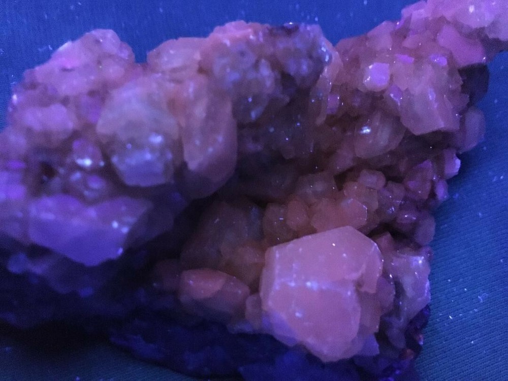 KB: BRIGHT! FL. RED SW CALCITE XLS. FROM MOROCCO