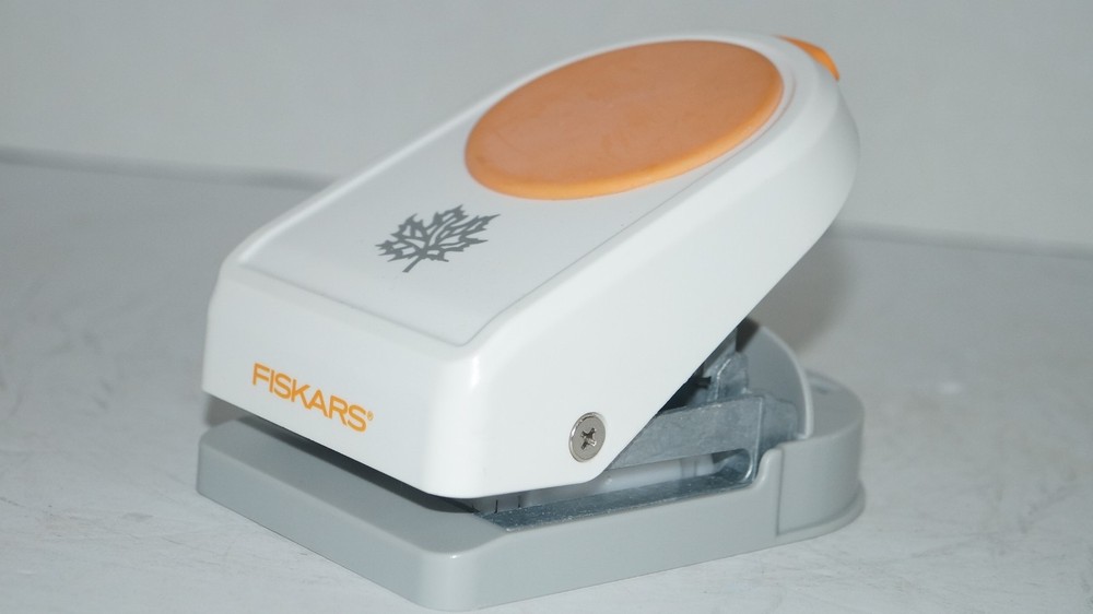 FISKARS Maple Leaf Shape Crafts Easy Pressure Paper Punch No. 3124 - NICE