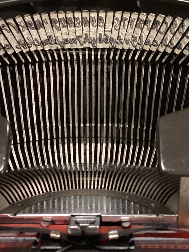 TRIUMPH TIPPA S. TYPEWRITER CURSIVE TYPEFACE. SPANISH LAYOUT. GERMANY 1969.