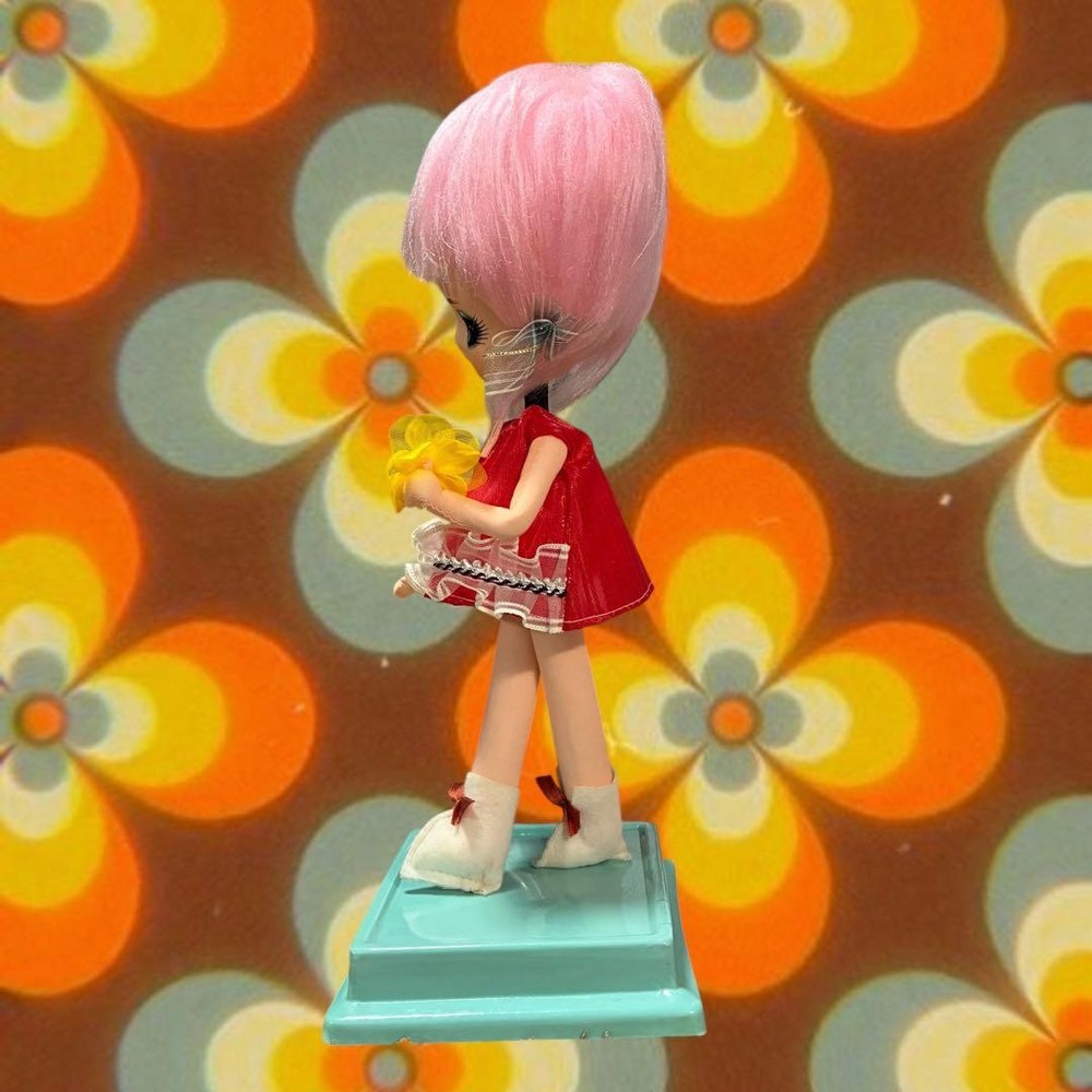 Retro pose doll Herohero doll