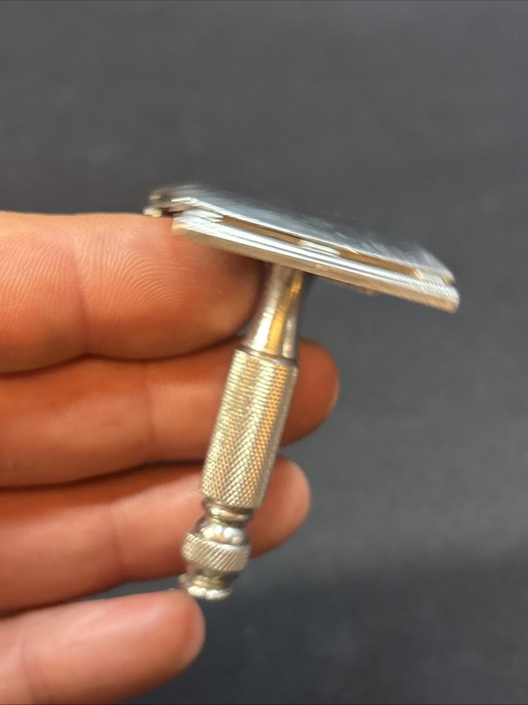 Nice 1966 Gillette Thin Handle Ball End Travel Tech (L-2)