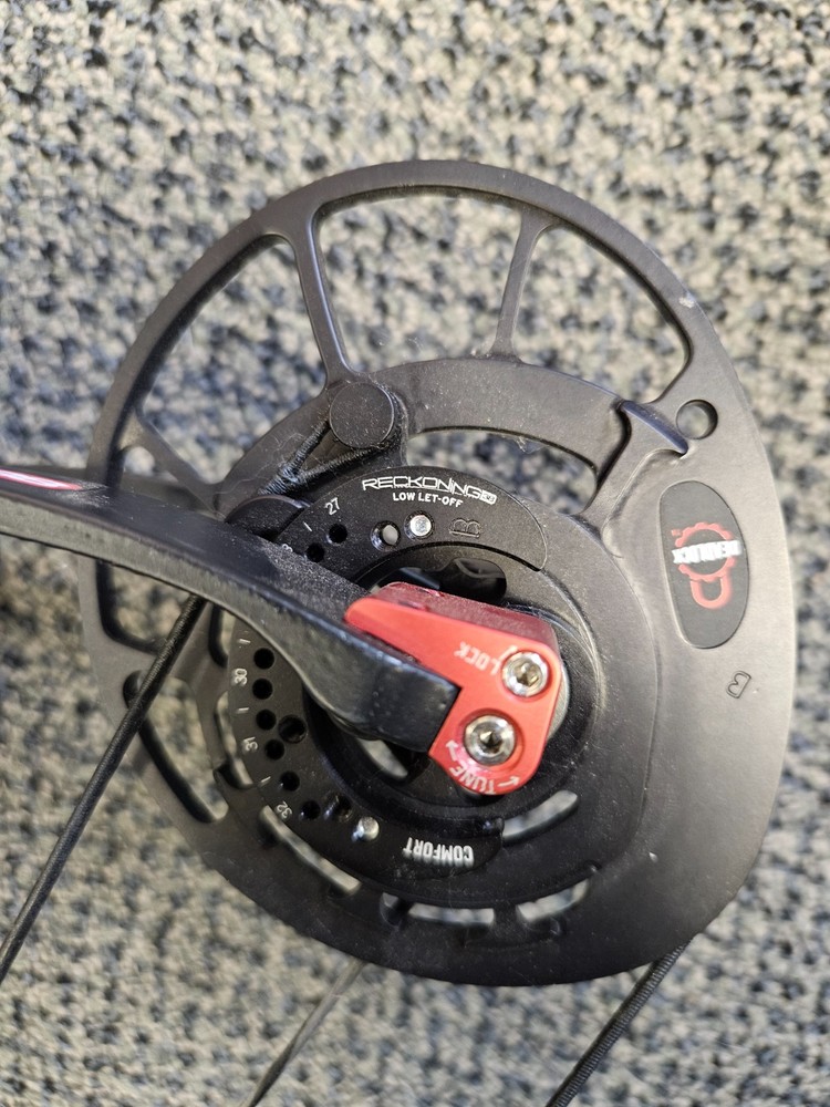 Bowtech reckoning 38 lightly used