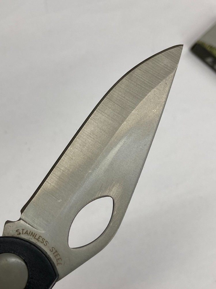 Gray Folding Lockback Knife w/Plain Blade, Thumb Hole C-370GY