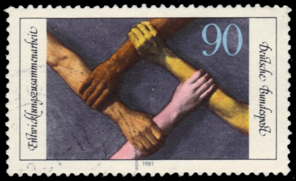 GERMANY 1356 - Cooperation in Third World "Clasped Hands" (pc17147)