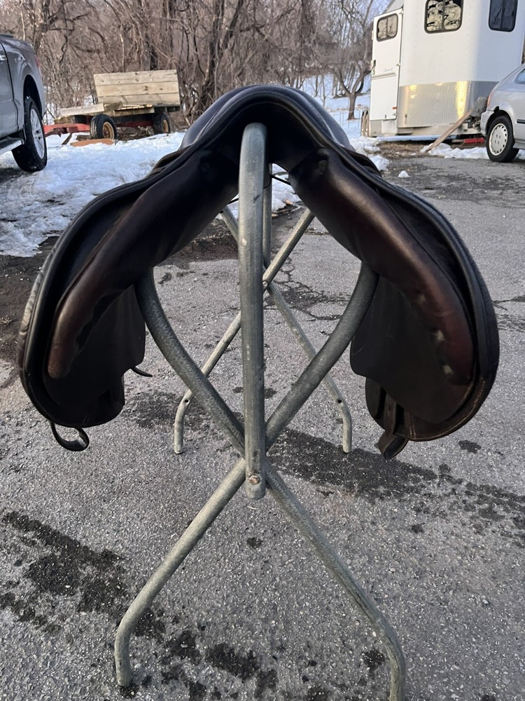 17.5” Devoucoux Biarritz 2A English Jumping Saddle