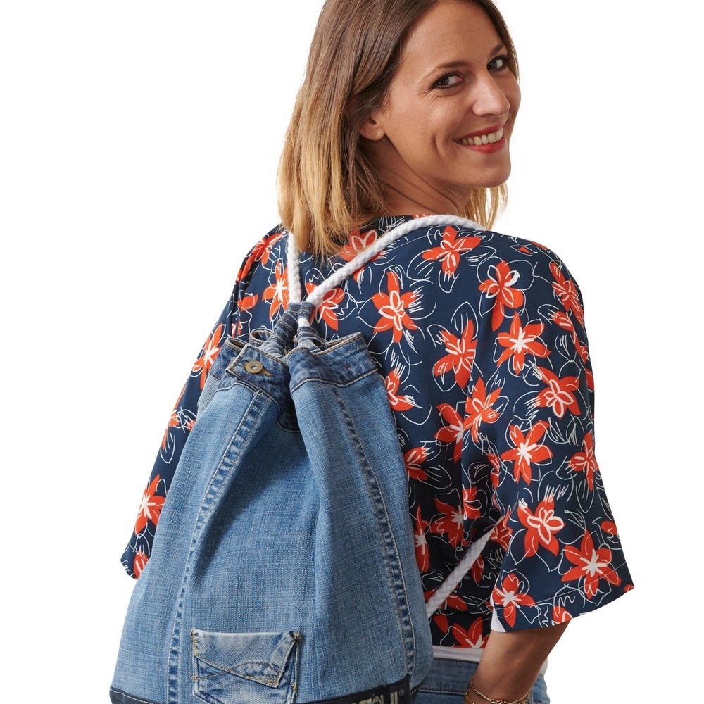 Bernette B05 Academy Sewing Machine with 100 Thread Spools & Matching Bobbins