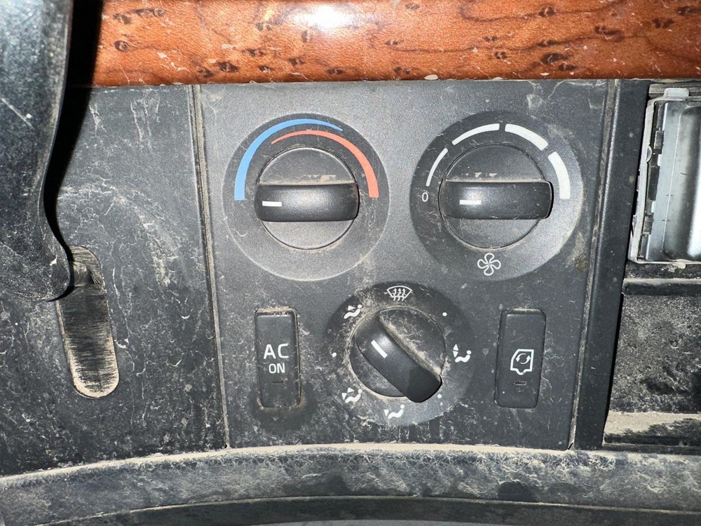 2003-2018 Volvo VNL Heater A/C Temperature Controls - Used