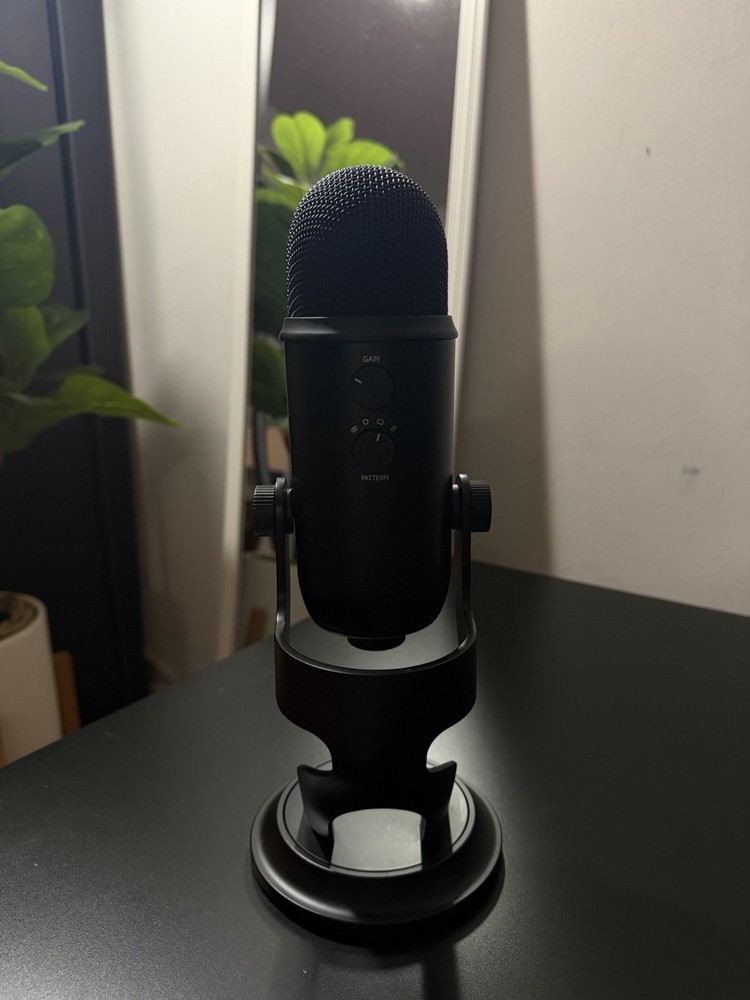 Blue Yeti USB Microphone Black Multiple Polar Patterns Headphone Jack Stand