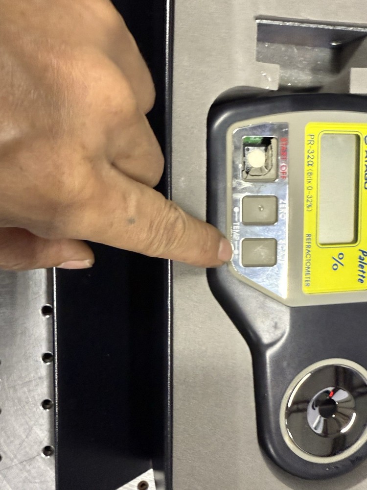 ATAGO PR-32α Digital Refractometer Brix 0.0–32.0% - Powers On, Untested Accuracy