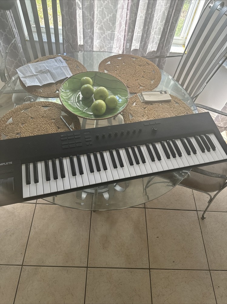 Native Instruments A61 Keyboard Controller(no USB Cable)