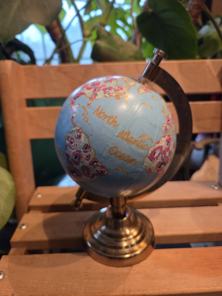 Threshold decorative globe on a copper stand