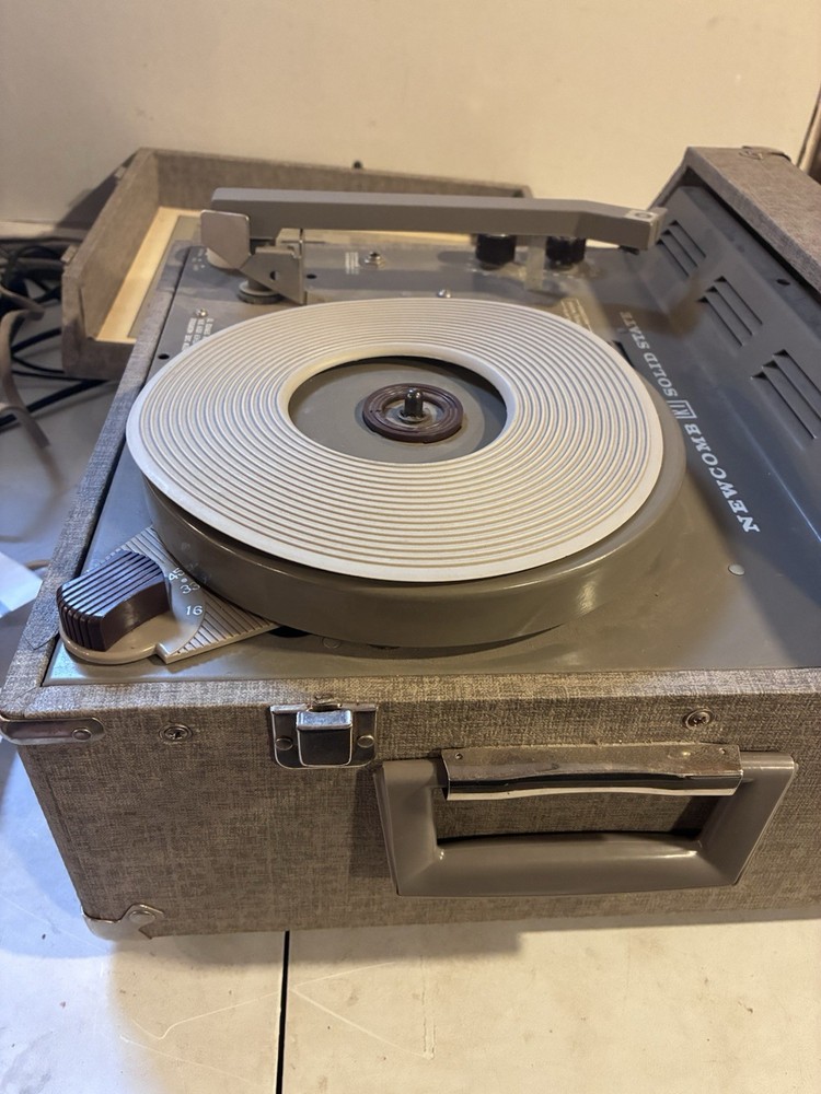 RARE Vintage Newcomb Portable Turntable Solid State Suitcase Record Player RT 15