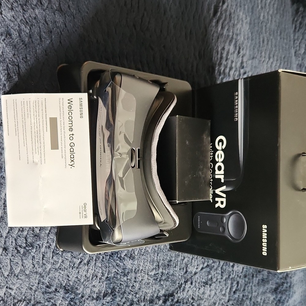 Samsung Gear VR with Controller Black Smartphone VR Headset Powered by Oculus