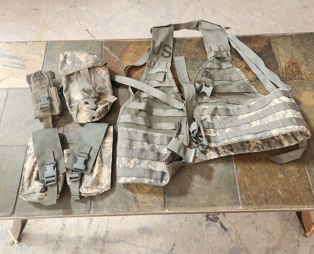 UCP VEST AND 4 POUCHES
