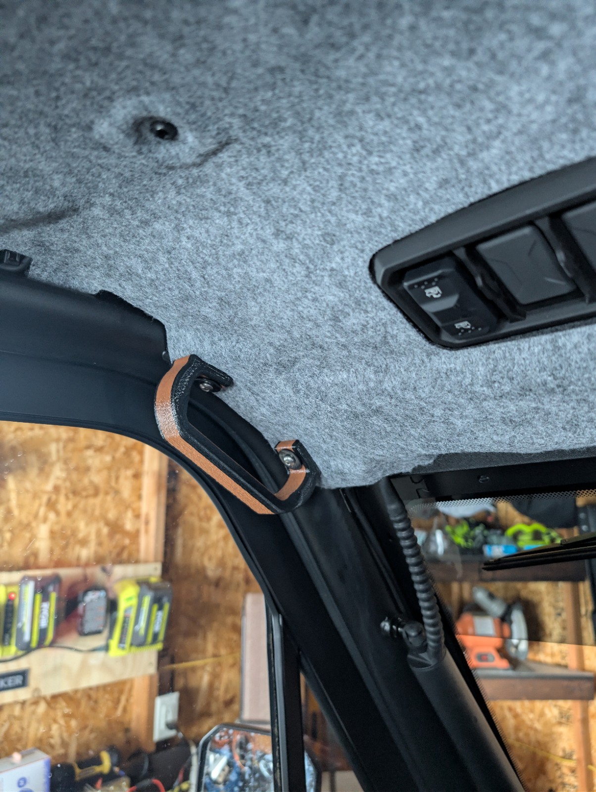 Cfmoto Highland U10 Pro 2025+ Driver Passenger Grab Handle (Black/Brown-Center)