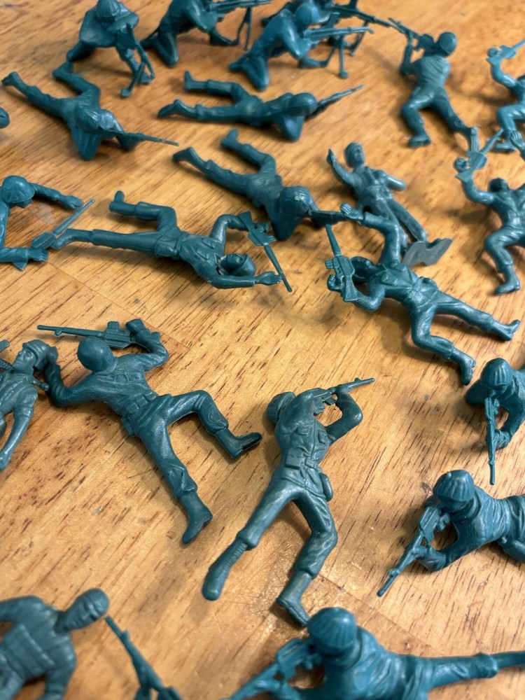 Plastic Green Army Figures Baseless Bundle Of 32