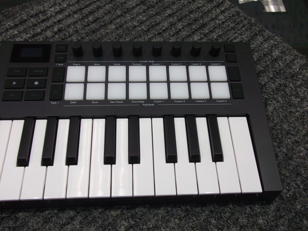 Novation Launchkey Mini MK4 Portable 25‑Key USB MIDI Controller