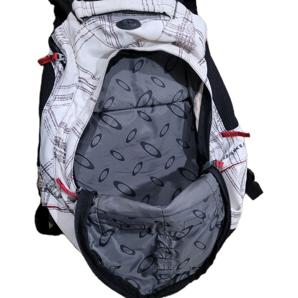 OAKLEY UTILITY WHITE DESIGN BACKPACK PRE OWNED GOOD