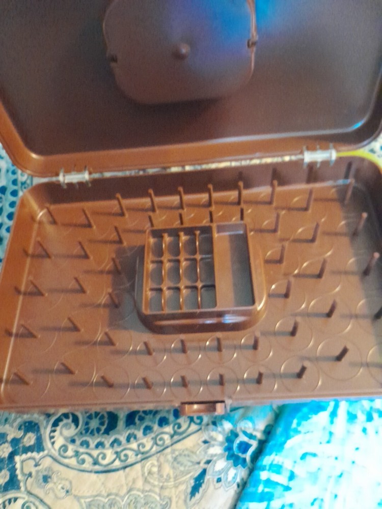 Vtg The Thread Bed W/ Box 1978 & 4 Wilson Plastic Thread Holder Containers