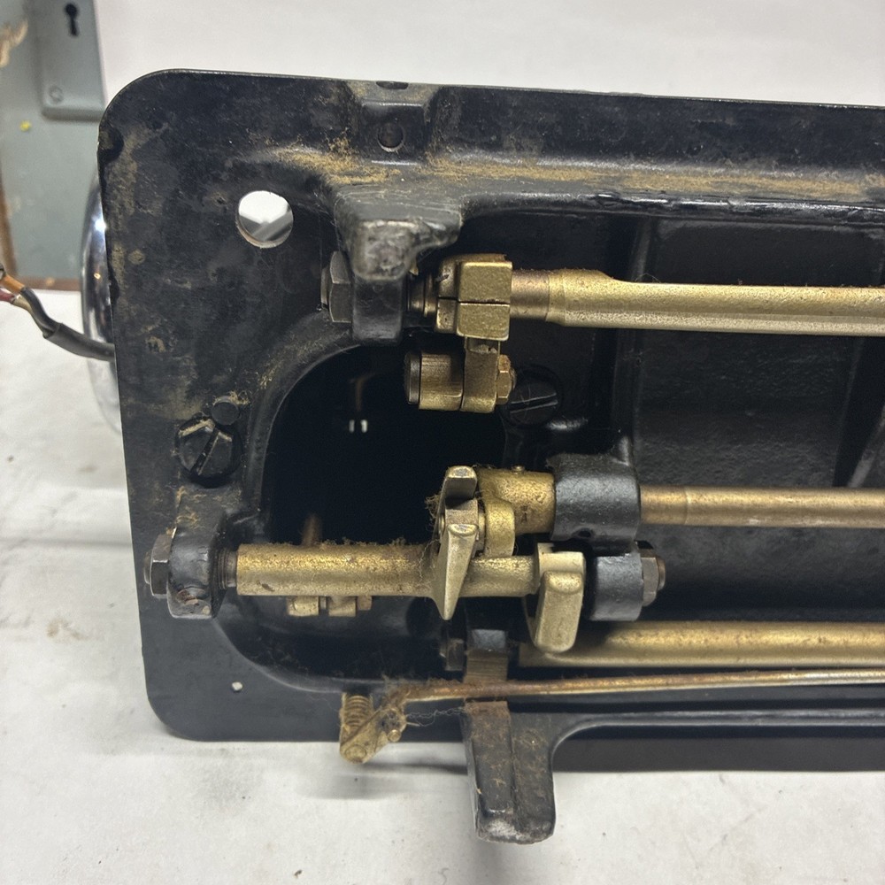 Singer De Luxe Sewing Machine No Case Or Bottom Read Description!