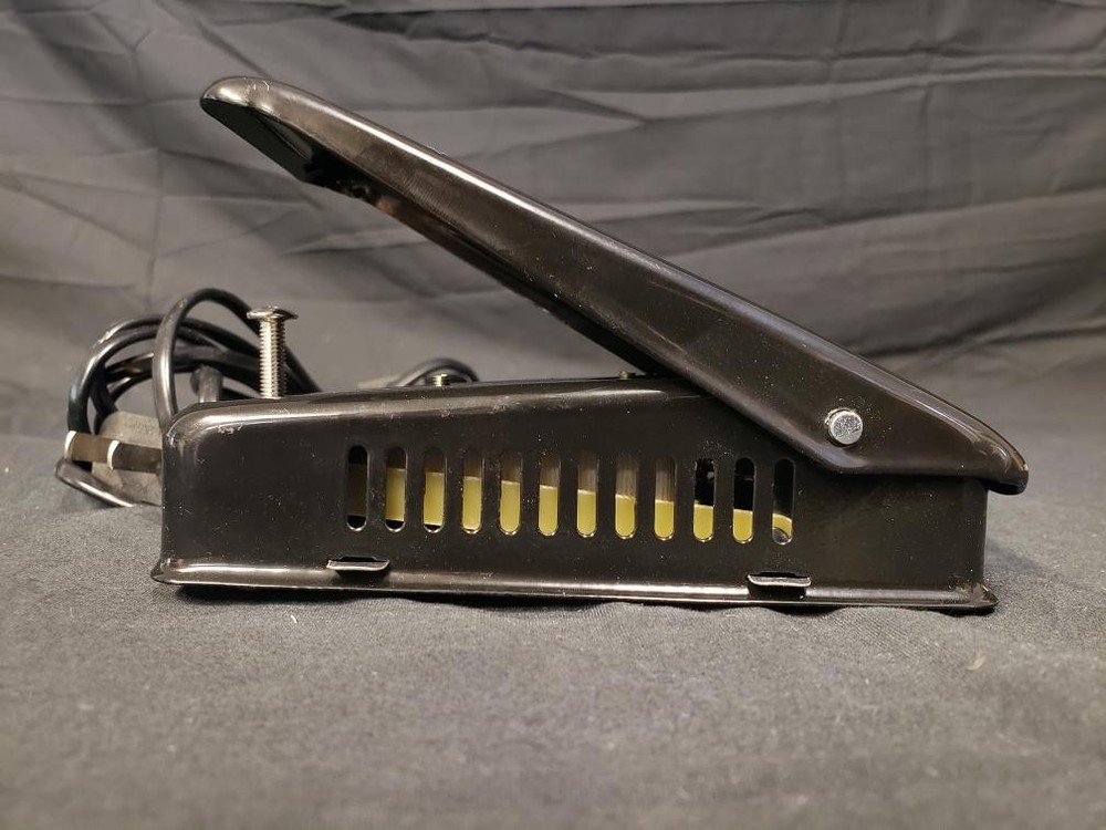 BABY LOCK BLE8 EVOLVE ELECTRIC THREAD SERGER (B26004592)