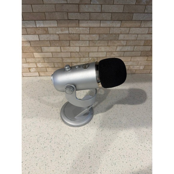Blue Yeti USB Microphone Silver Streaming Recording PC Mac Stand