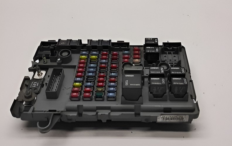 2003-2007 Chevrolet Express Van Engine Fuse Box Assembly OEM