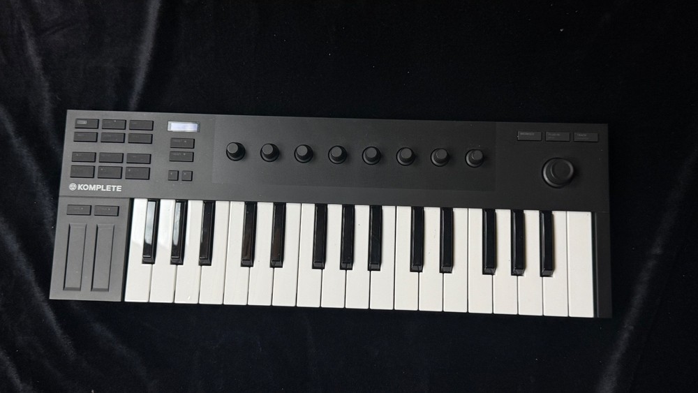 KOMPLETE KONTROL M32 MINI MIDI Controller By NATIVE INSTRUMENT