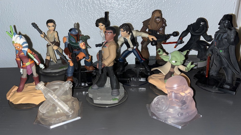 12 Disney infinity Star Wars (10 Figures 2 Crystals)