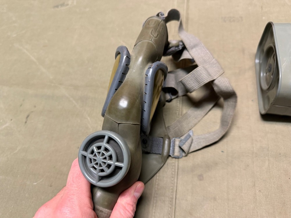 ORIGINAL WWII US ARMY INFANTRY M2A1 M1A9 GAS MAKS U & CANISTER