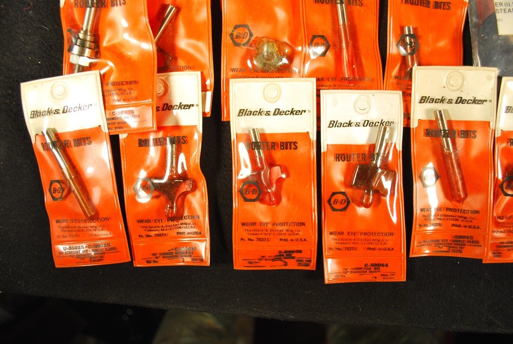 25 BLACK & DECKER ROUTER BITS with 4 TEMPLATE GUIDES / UNUSED STILL PACKAGED