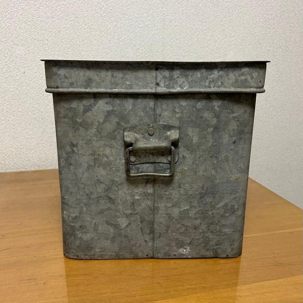 Tin can rice box retro