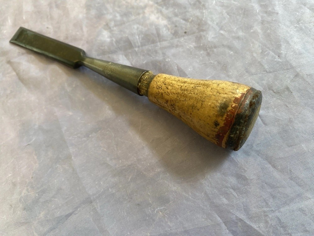 VINTAGE HSB 5/8” WIDE SOCKET CHISEL - VERY GOOD CONDITION AND SHARP