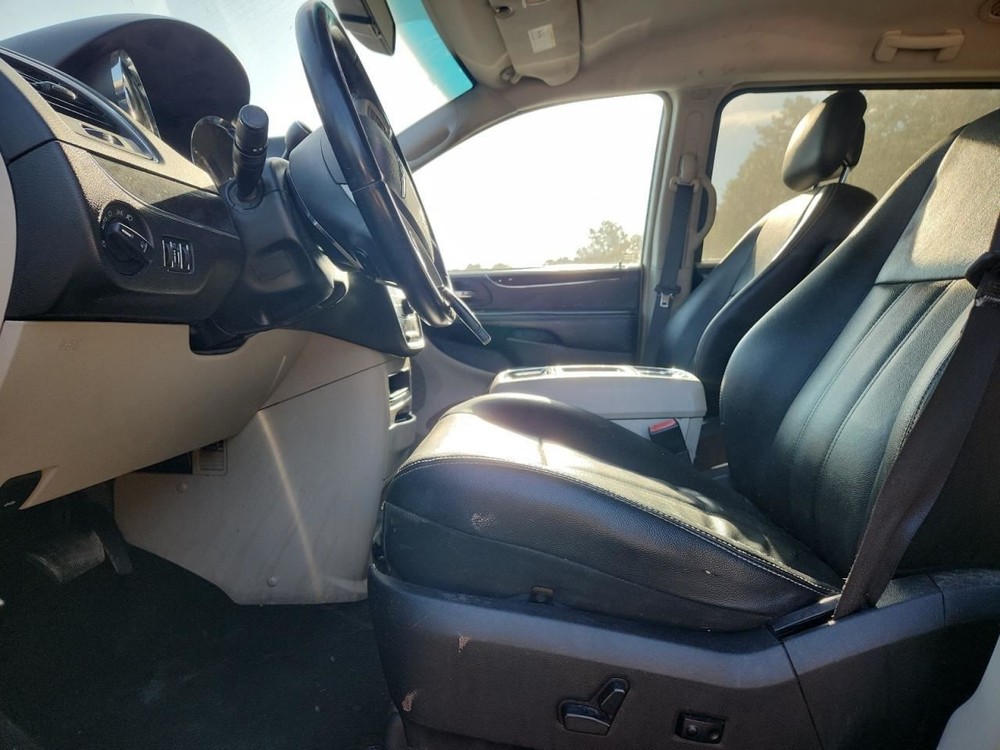 TOWN COUN 2016 Glove Box 4911392