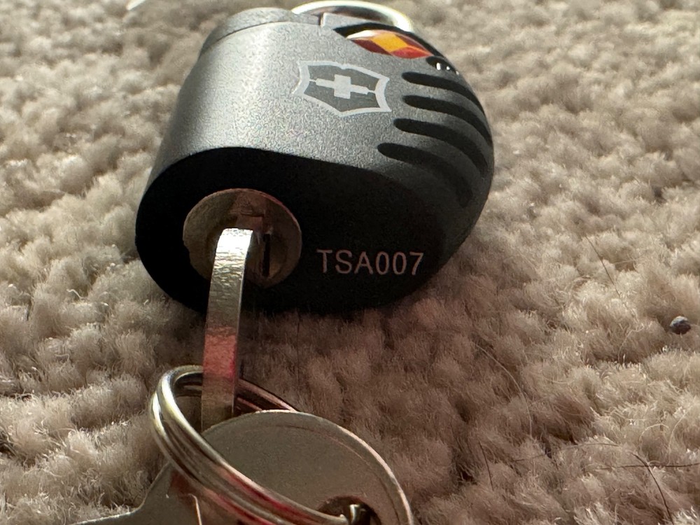 TSA 007 Rotating Lock and Key No Combination