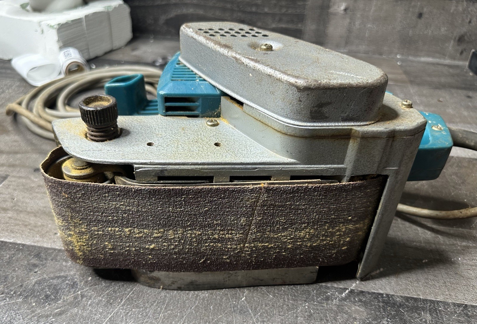 TESTED WORKING MAKITA 9900B 7.8A 3" X 21" BELT SANDER W/ VACUUM ATTACHMENT