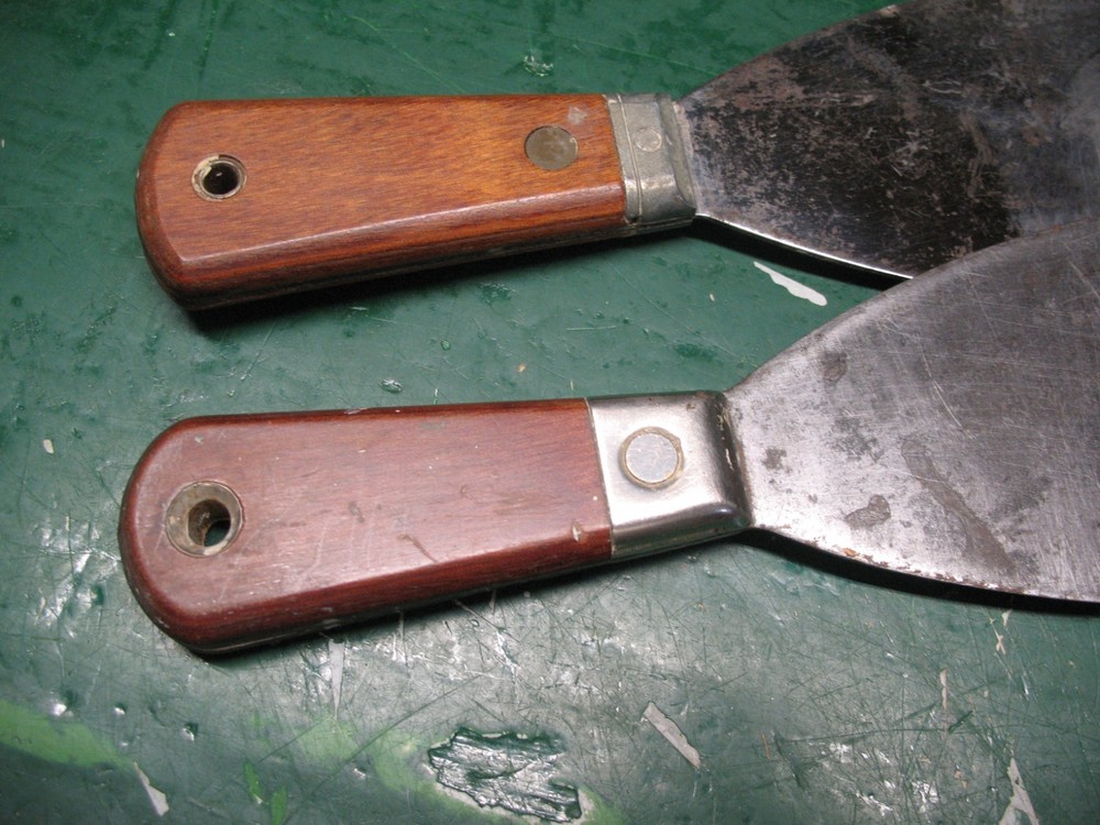 RED DEVIL PUTTY KNIVES (2) ANGLED 3'' BLADES ONE STIFF ONE FLEXIBLE