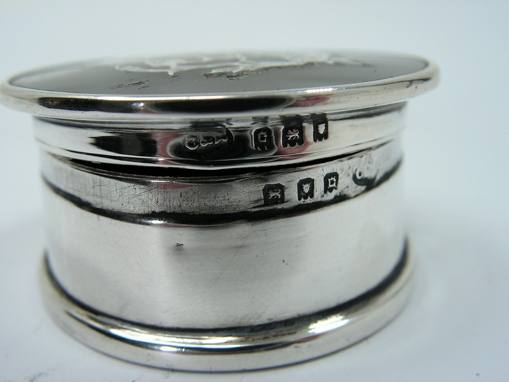ANTIQUE TORTOISESHELL & PIQUE WORK SOLID STERLING SILVER SNUFF, PILL BOX 1918