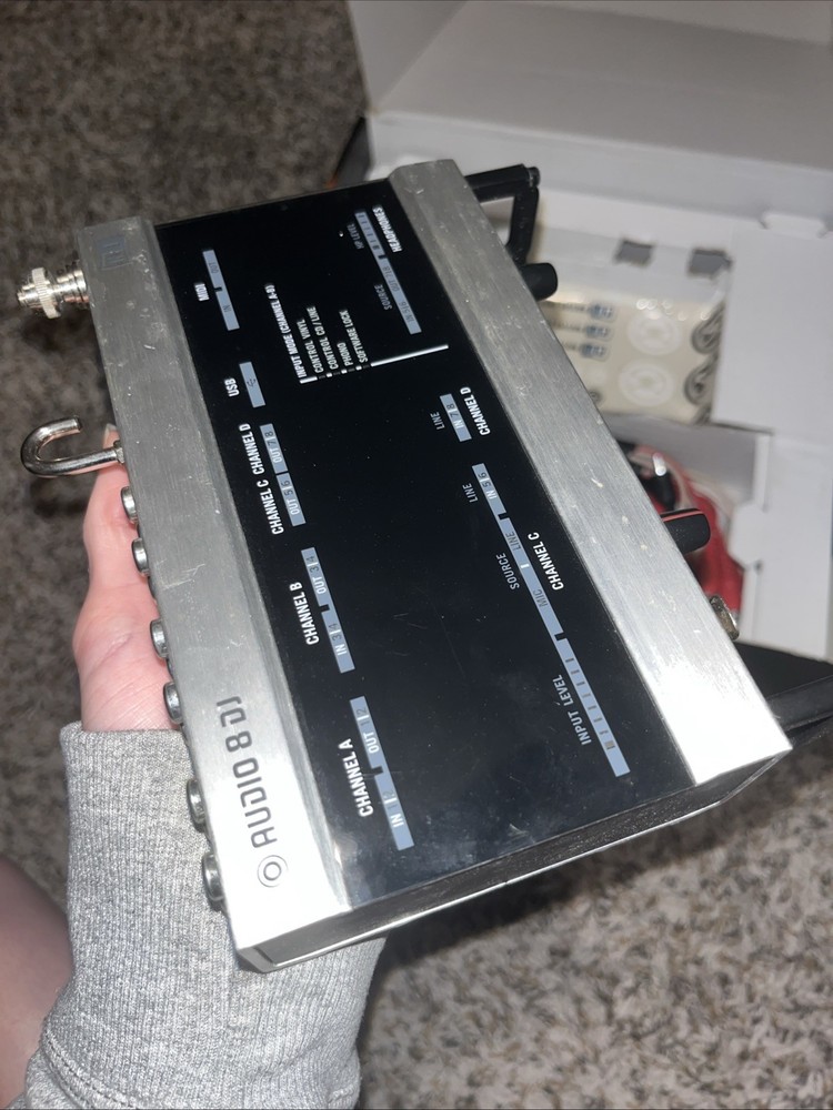 Native Instruments Traktor Scratch Pro DJ Performance Package Audio 8